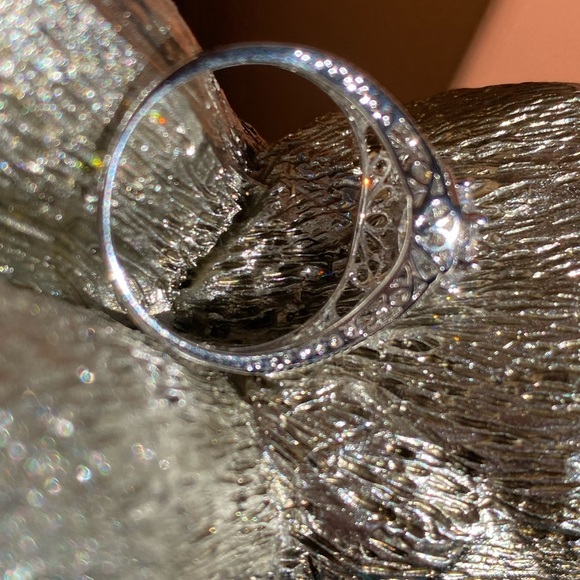 Beautiful CZ silver tone size 8 engagement style ring - Picture 4 of 4